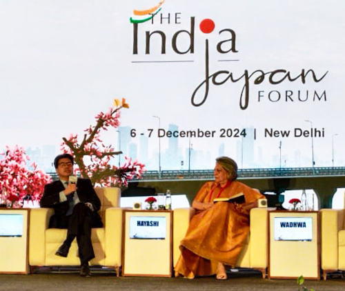 Photo of Mr. HAYASHI Nobumitsu, Governor of JBIC (left) and Ms. Deepa Gopalan Wadhwa, former Indian Ambassador to Japan (right)